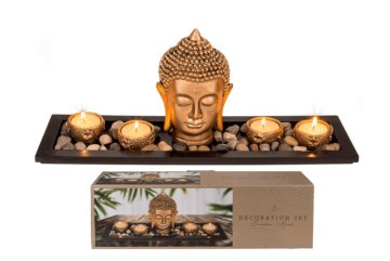 Černý dřevěný tác s Buddhovou hlavou, svíčkovými držáky a dekorativními kameny